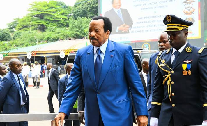 Cameroun: Paul Biya met 46 officiers de l’armée à la retraite